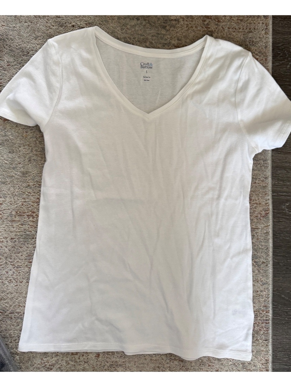 Croft & Barrow Women's Small White V-Neck Classic Tee Short Sleeve Basic T-Shirt